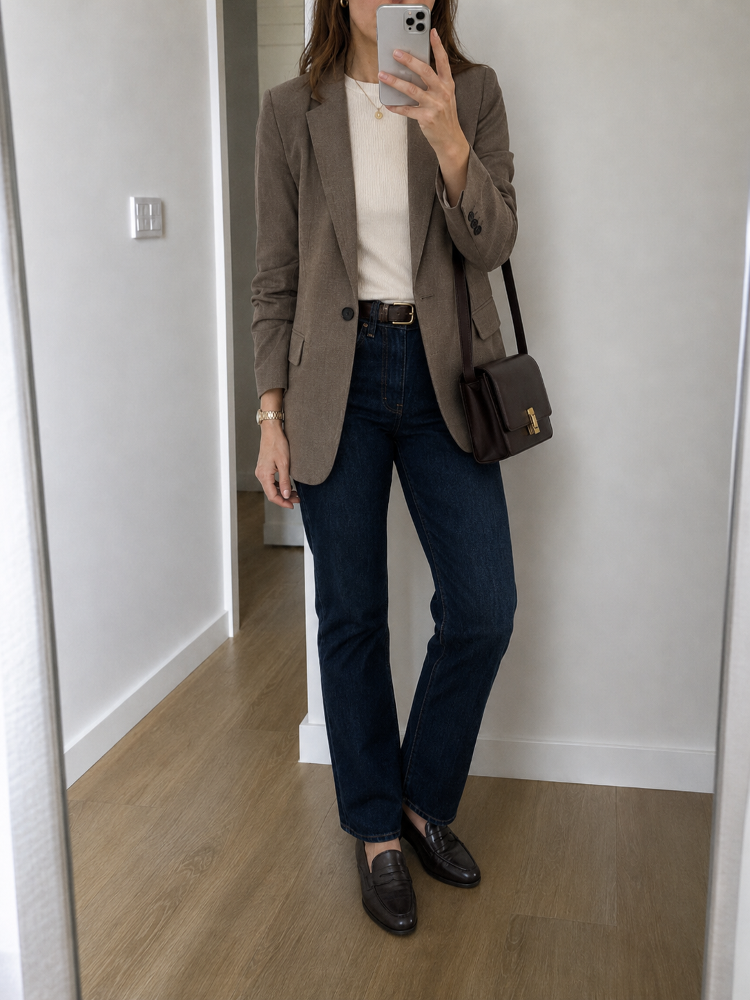 После подбора: собранный smart-casual образ с жакетом, светлым верхом и аксессуарами